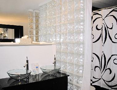 Bathroom 4: with Jacuzzi tub with Shower