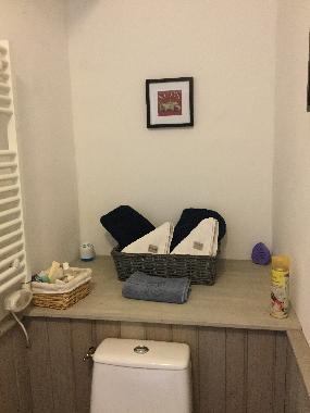 The kingsize bedroom ensuite