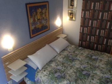 bed room with king size bed