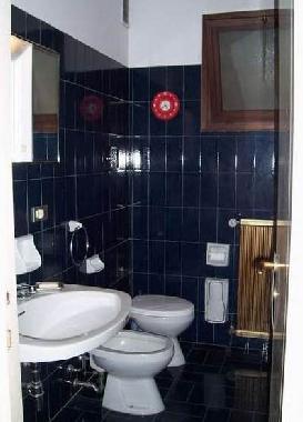 1 Bathroom with window: washbasin, bathtub - shower and bidet.