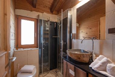 bathroom in the chalet L�rche in our hotelgarden