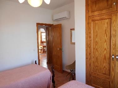 Double dormitory with embedded closet and air conditioning (hot/