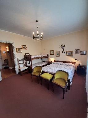 Grande camera da letto: letto matrimoniale e letto a castello