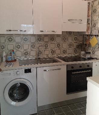 Cucina attrezzata: lavatrice Beko, Forno ventilato Candy, Piano cottura ad induzione Bosch, microond