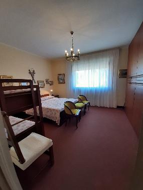 Grande e luminosa camera da letto. Armadio a 10 ante