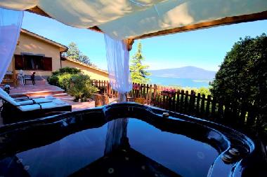 Holiday house for rent with jacuzzi hot tub at lake Vico near Rome