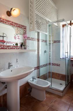 The bathroom of House Glicine 